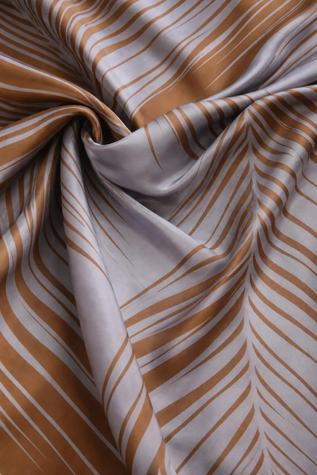 Homepage modamica con outfit donna e uomo, selezione brand esclusivi per uno stile curato e contemporaneo