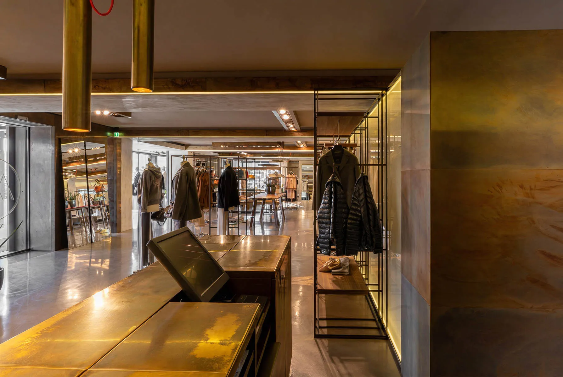 Homepage modamica con outfit donna e uomo, selezione brand esclusivi per uno stile curato e contemporaneo