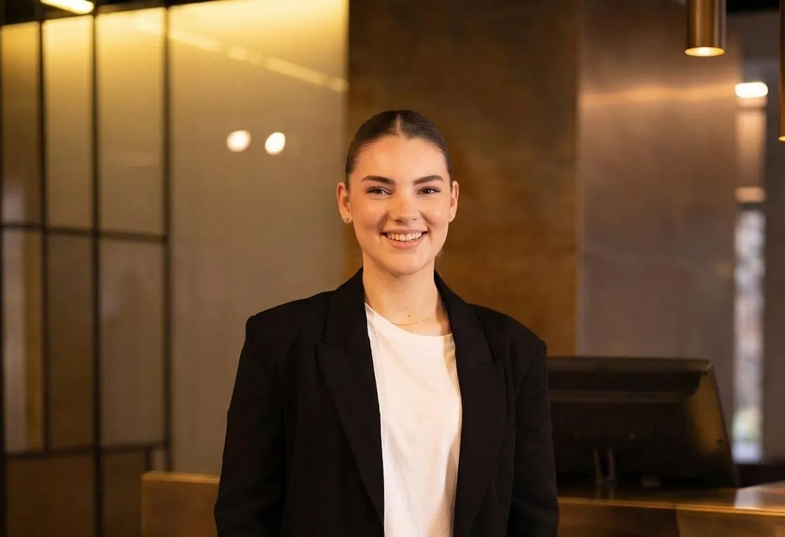 Team Modamica con consulenti di moda e professionisti dedicati a offrire supporto e guidare nella scelta dello stile