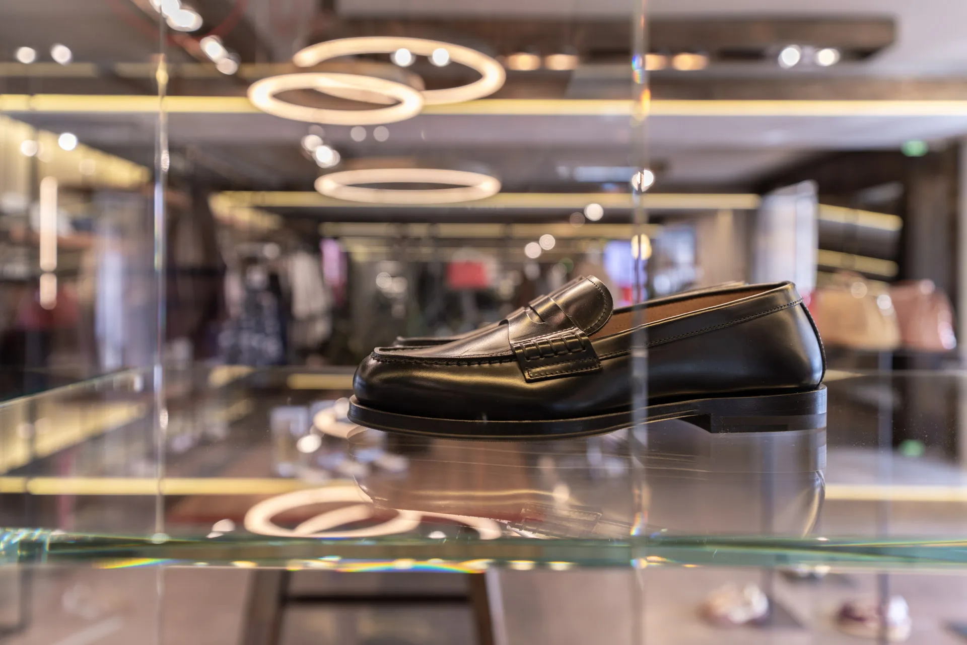 Modamica boutique a Bergamo con outfit donna, uomo, brand selezionati e profumi in uno spazio dedicato alla moda