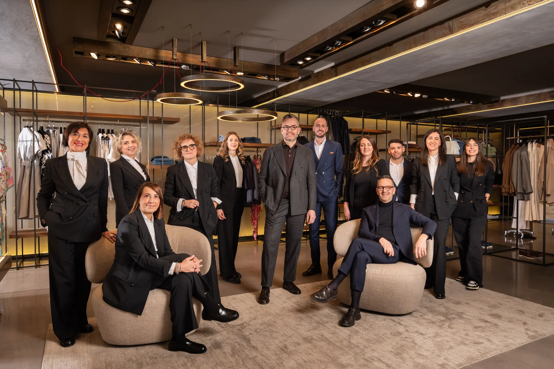 Team Modamica con consulenti di moda e professionisti dedicati a offrire supporto e guidare nella scelta dello stile