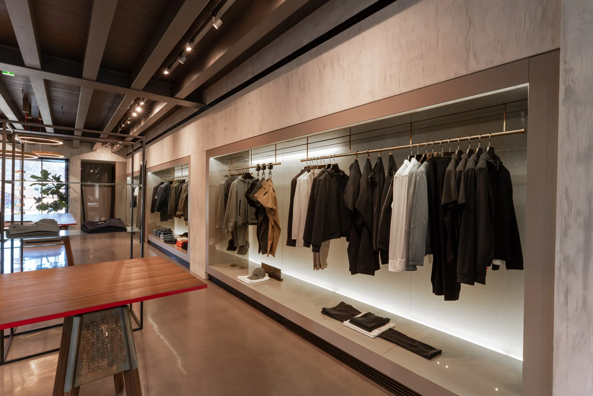 Modamica boutique a Bergamo con outfit donna, uomo, brand selezionati e profumi in uno spazio dedicato alla moda