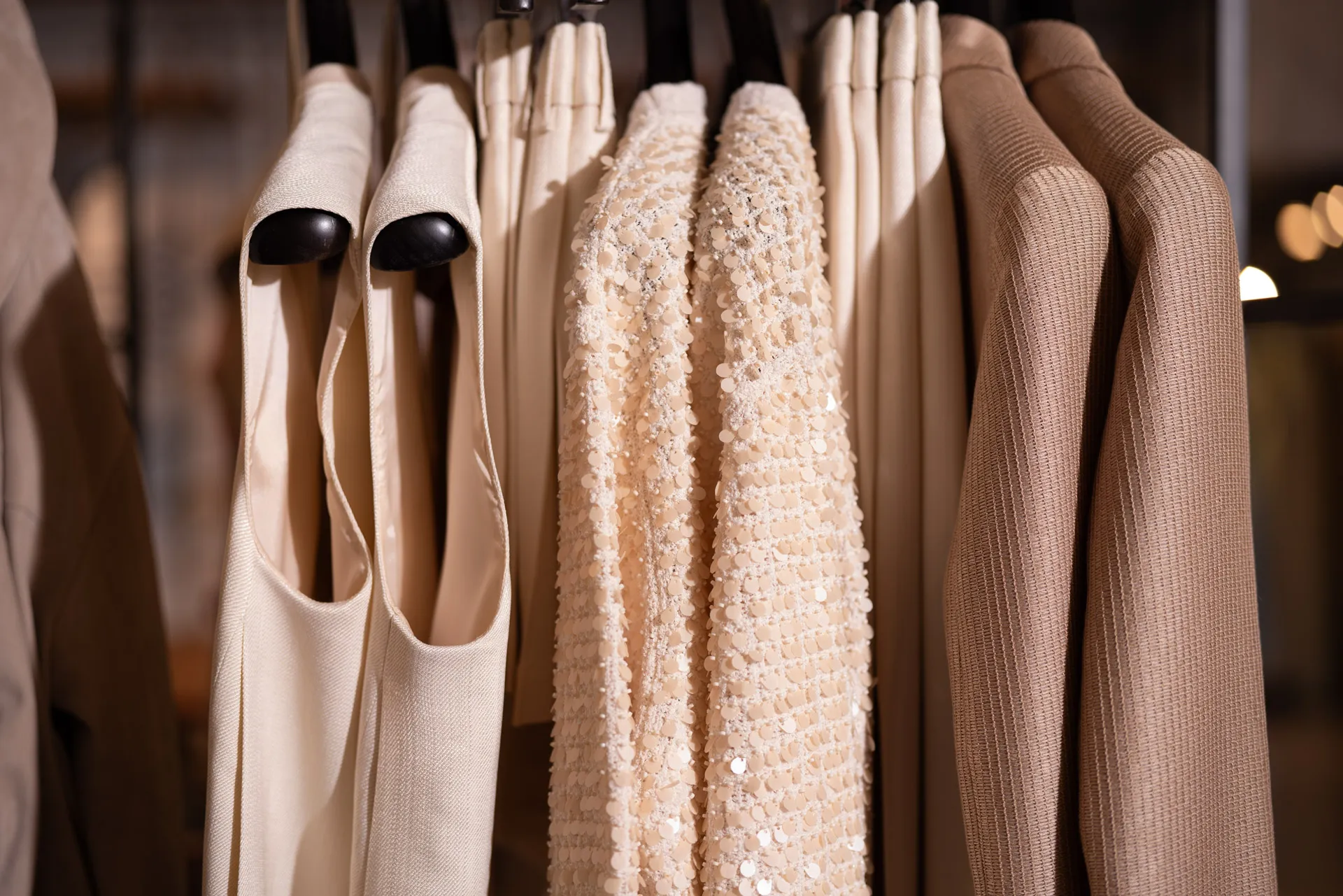 Modamica boutique a Bergamo con outfit donna, uomo, brand selezionati e profumi in uno spazio dedicato alla moda