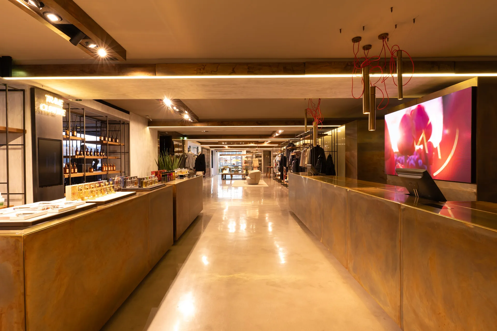 Modamica boutique a Bergamo con outfit donna, uomo, brand selezionati e profumi in uno spazio dedicato alla moda