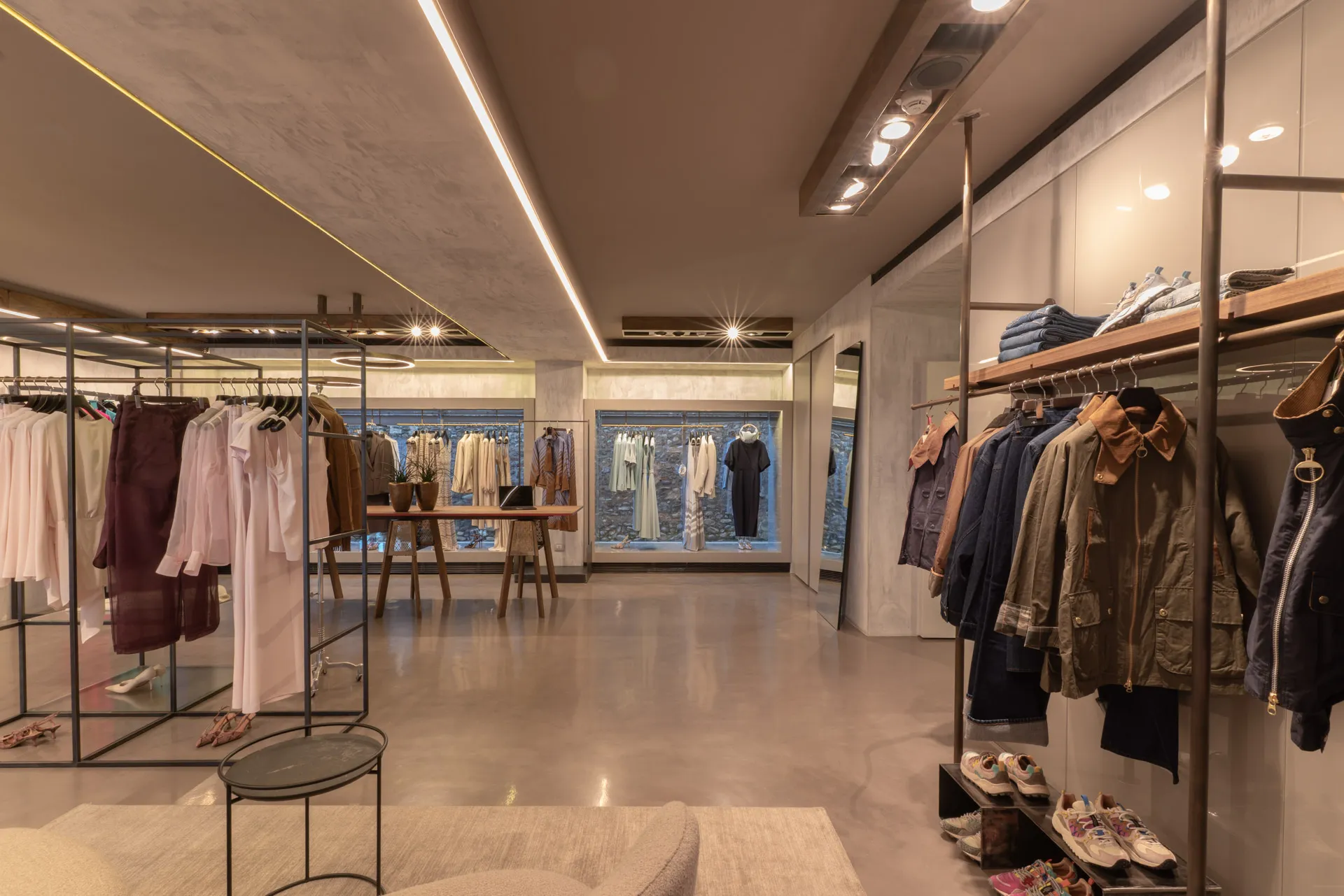 Modamica boutique a Bergamo con outfit donna, uomo, brand selezionati e profumi in uno spazio dedicato alla moda