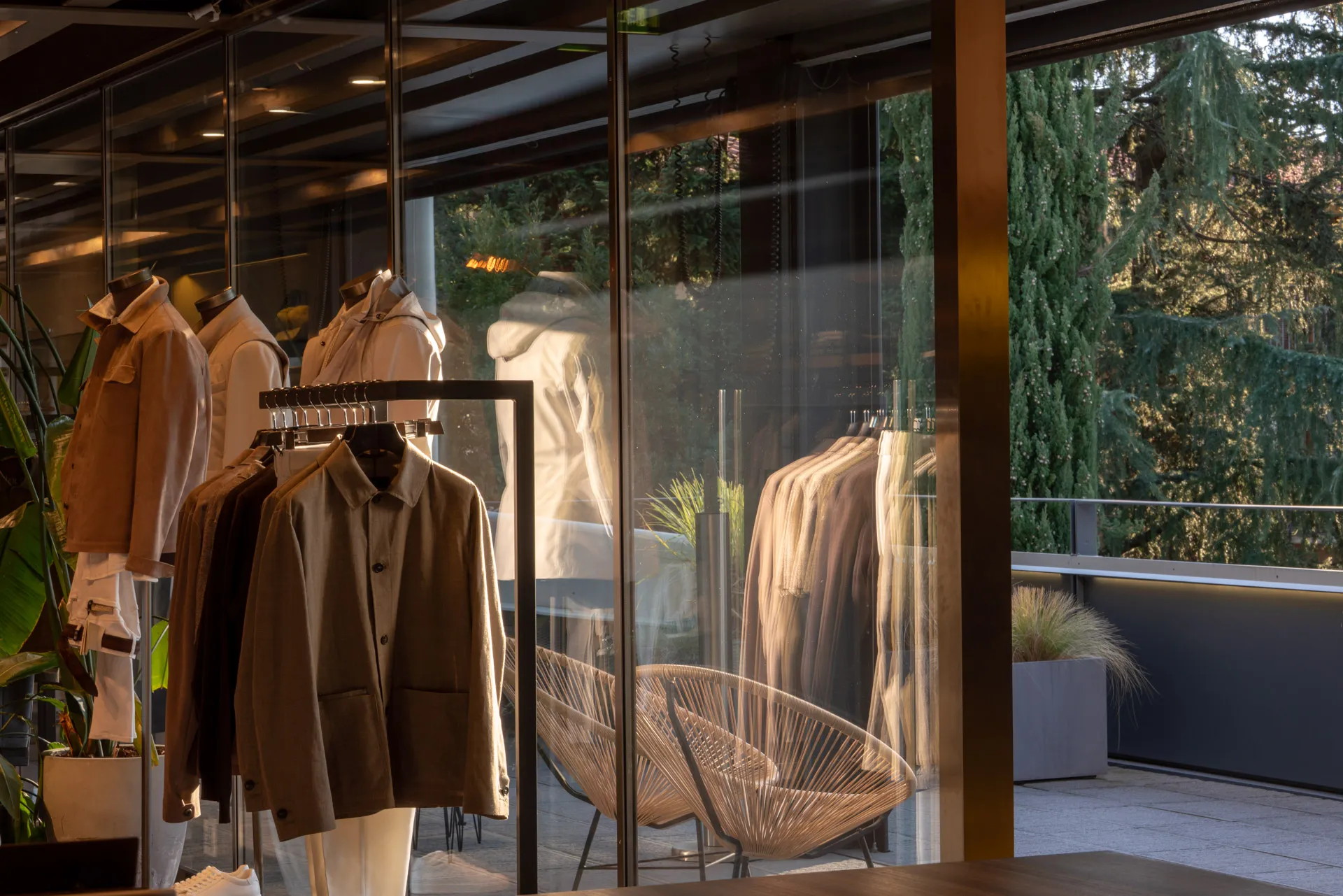 Modamica boutique a Bergamo con outfit donna, uomo, brand selezionati e profumi in uno spazio dedicato alla moda