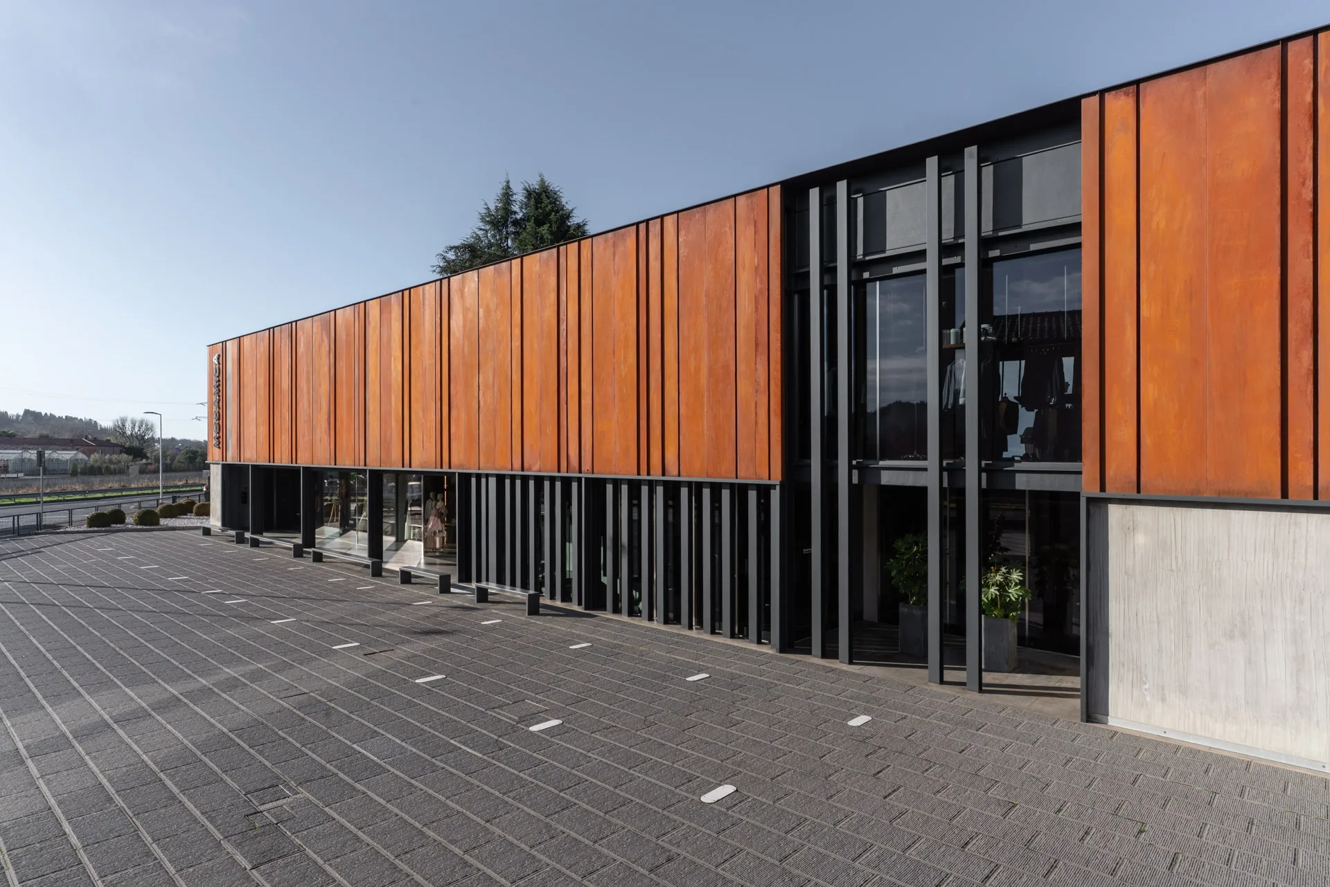 Modamica boutique a Bergamo con outfit donna, uomo, brand selezionati e profumi in uno spazio dedicato alla moda