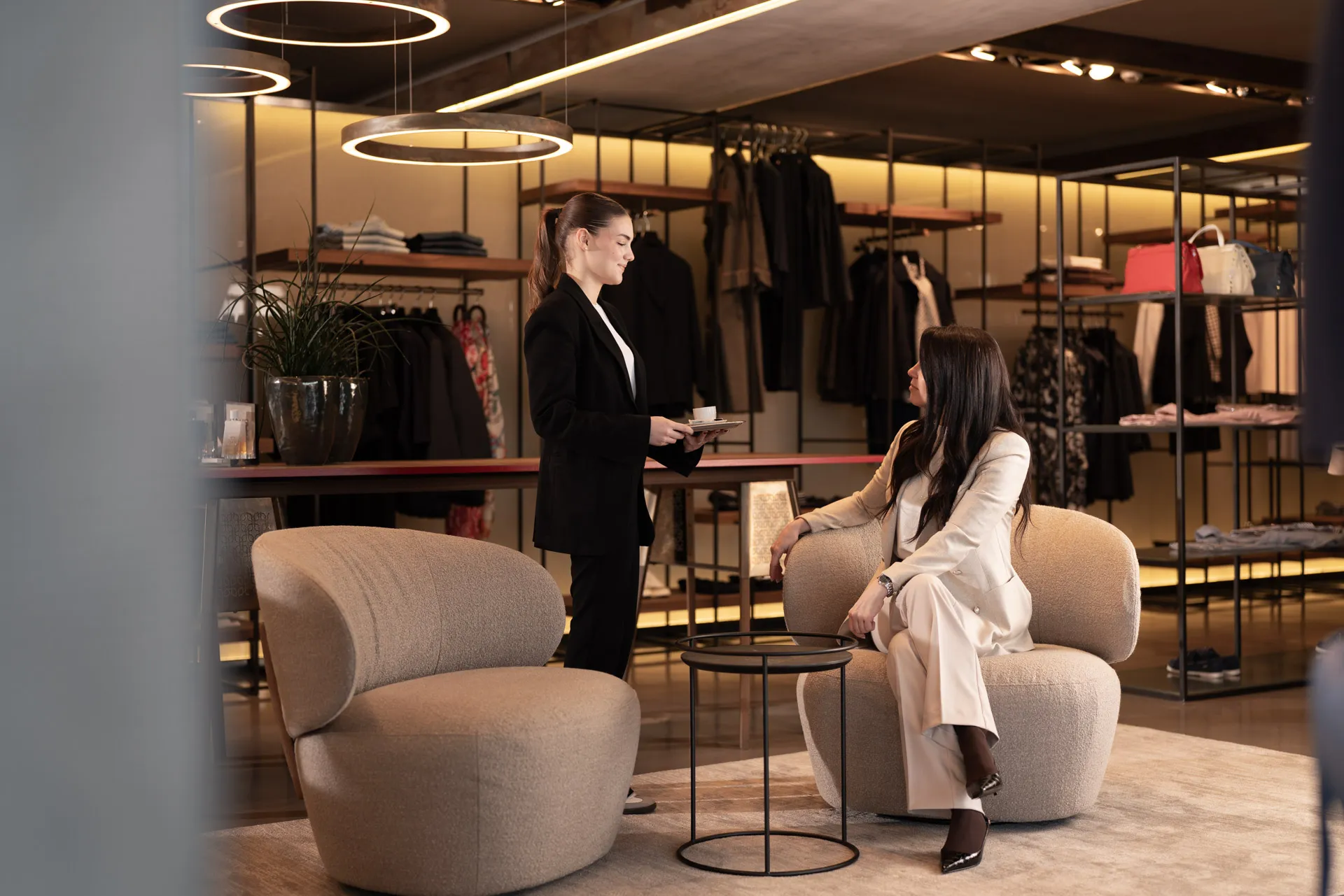 Servizi Modamica con consulenze di stile, personal shopper e supporto clienti dedicato in boutique e online
