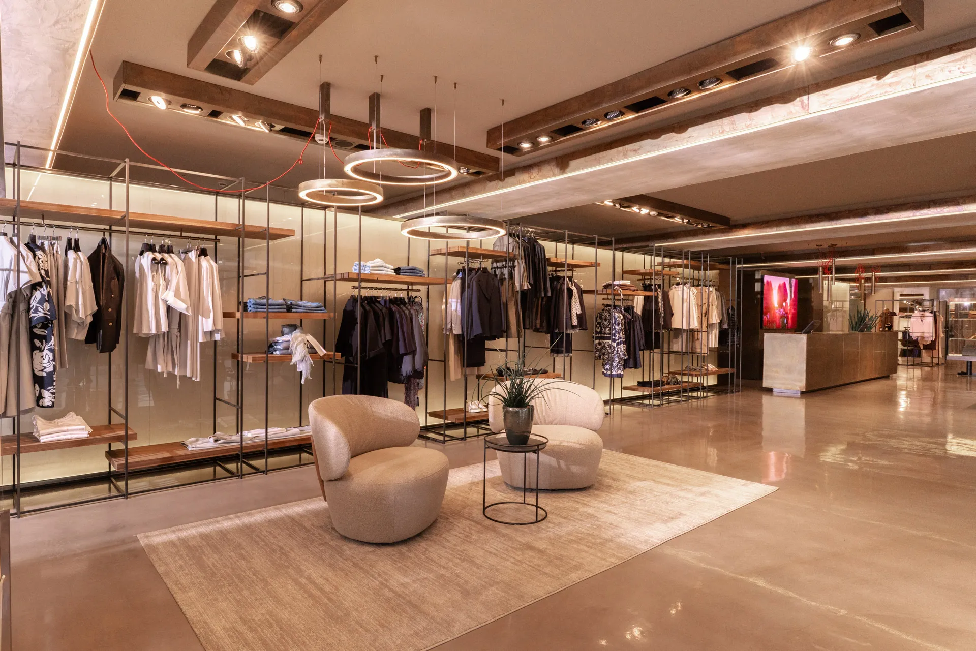 Modamica boutique a Bergamo con outfit donna, uomo, brand selezionati e profumi in uno spazio dedicato alla moda