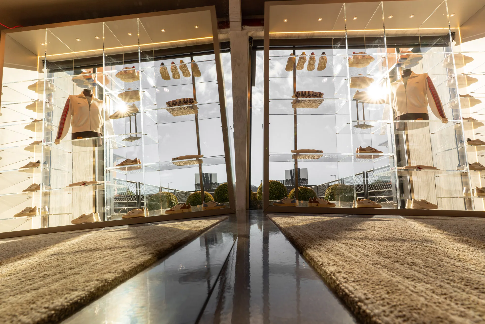 Modamica boutique a Bergamo con outfit donna, uomo, brand selezionati e profumi in uno spazio dedicato alla moda