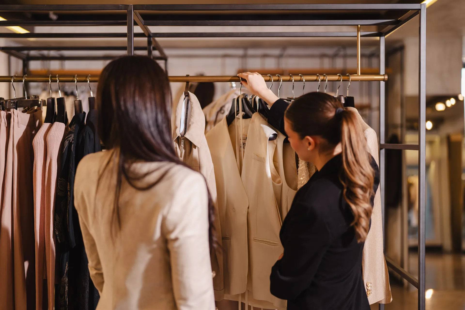 Modamica boutique a Bergamo con outfit donna, uomo, brand selezionati e profumi in uno spazio dedicato alla moda