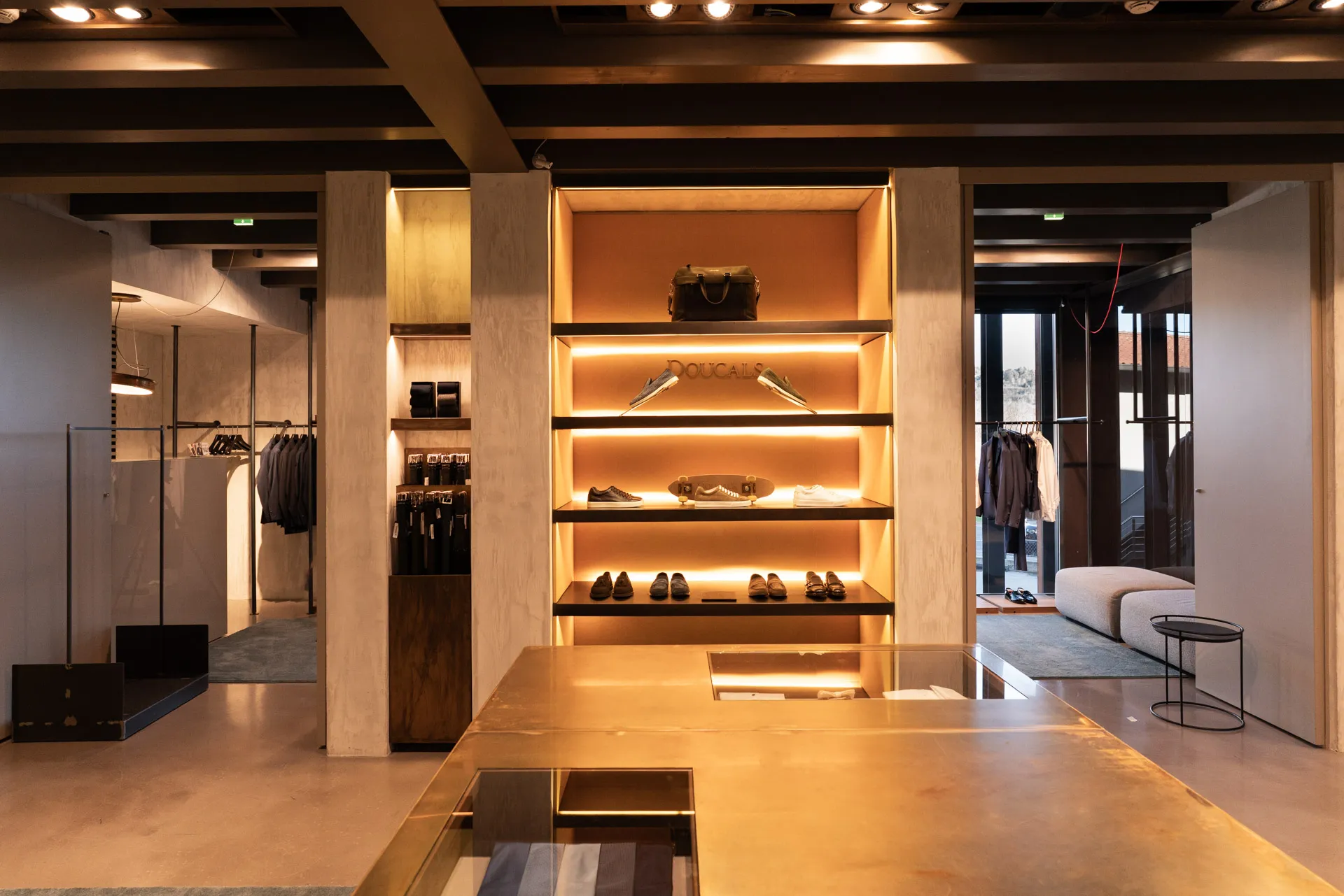 Modamica boutique a Bergamo con outfit donna, uomo, brand selezionati e profumi in uno spazio dedicato alla moda