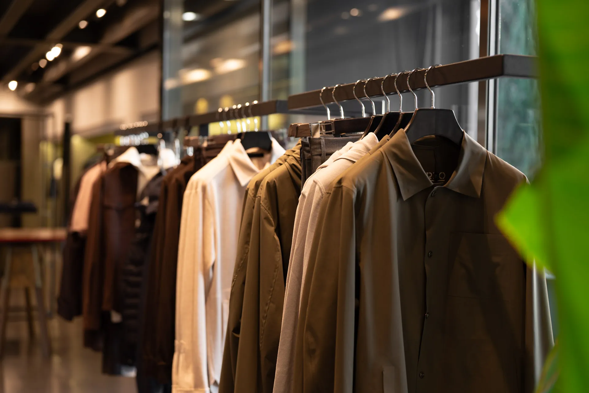 Modamica boutique a Bergamo con outfit donna, uomo, brand selezionati e profumi in uno spazio dedicato alla moda