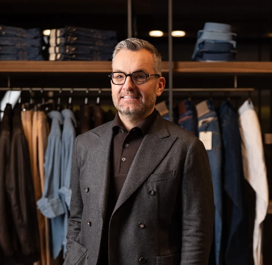 Team Modamica con consulenti di moda e professionisti dedicati a offrire supporto e guidare nella scelta dello stile