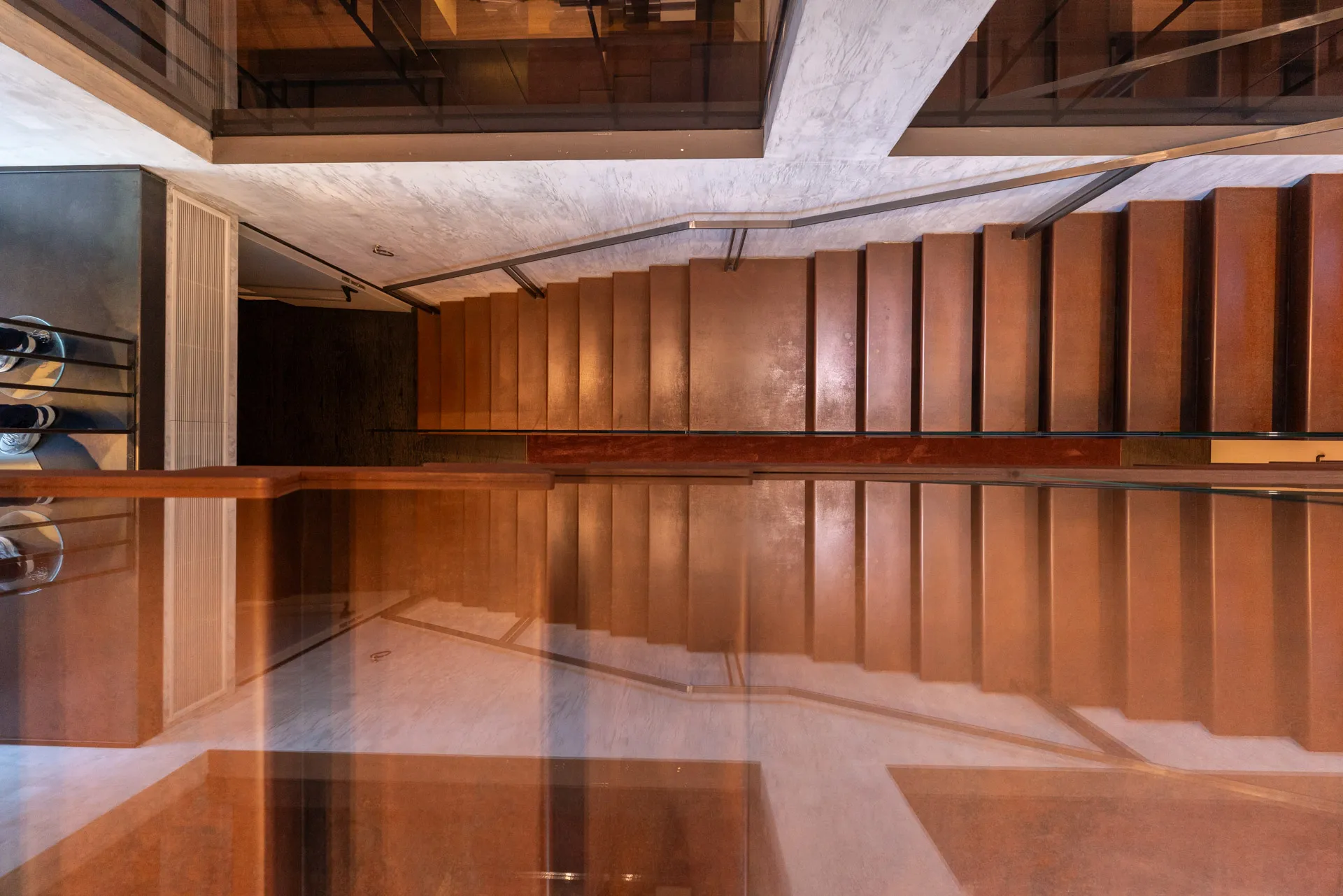 Modamica boutique a Bergamo con outfit donna, uomo, brand selezionati e profumi in uno spazio dedicato alla moda