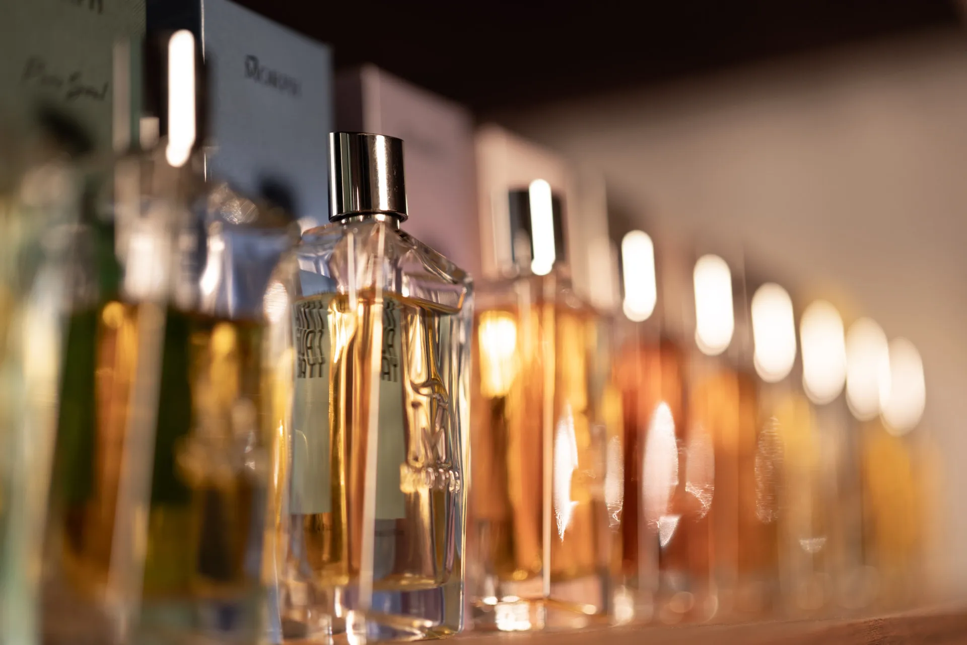 Profumi corpo e ambiente Modamica: eau de parfum, creme, candele e diffusori per la casa, fragranze per benessere e atmosfera elegante