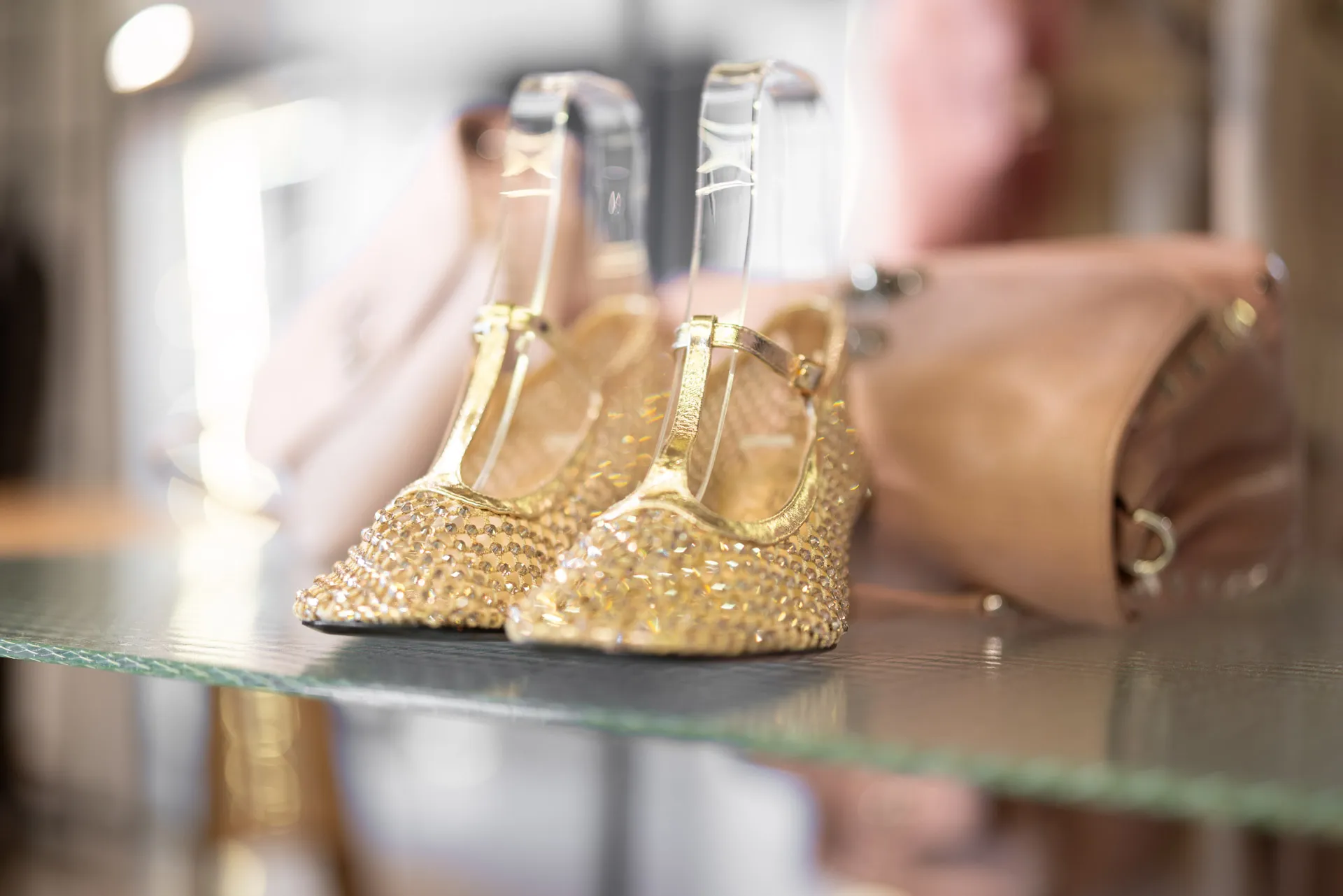 Modamica boutique a Bergamo con outfit donna, uomo, brand selezionati e profumi in uno spazio dedicato alla moda