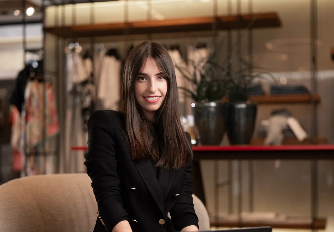 Team Modamica con consulenti di moda e professionisti dedicati a offrire supporto e guidare nella scelta dello stile