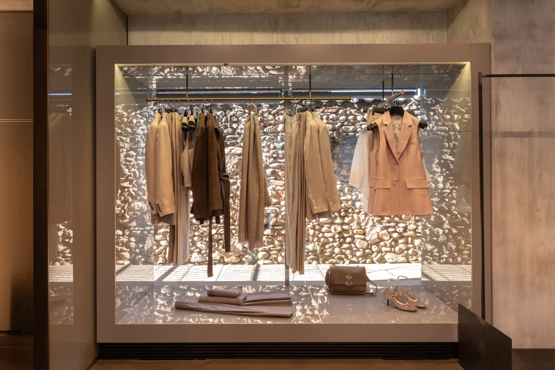 Modamica boutique a Bergamo con outfit donna, uomo, brand selezionati e profumi in uno spazio dedicato alla moda