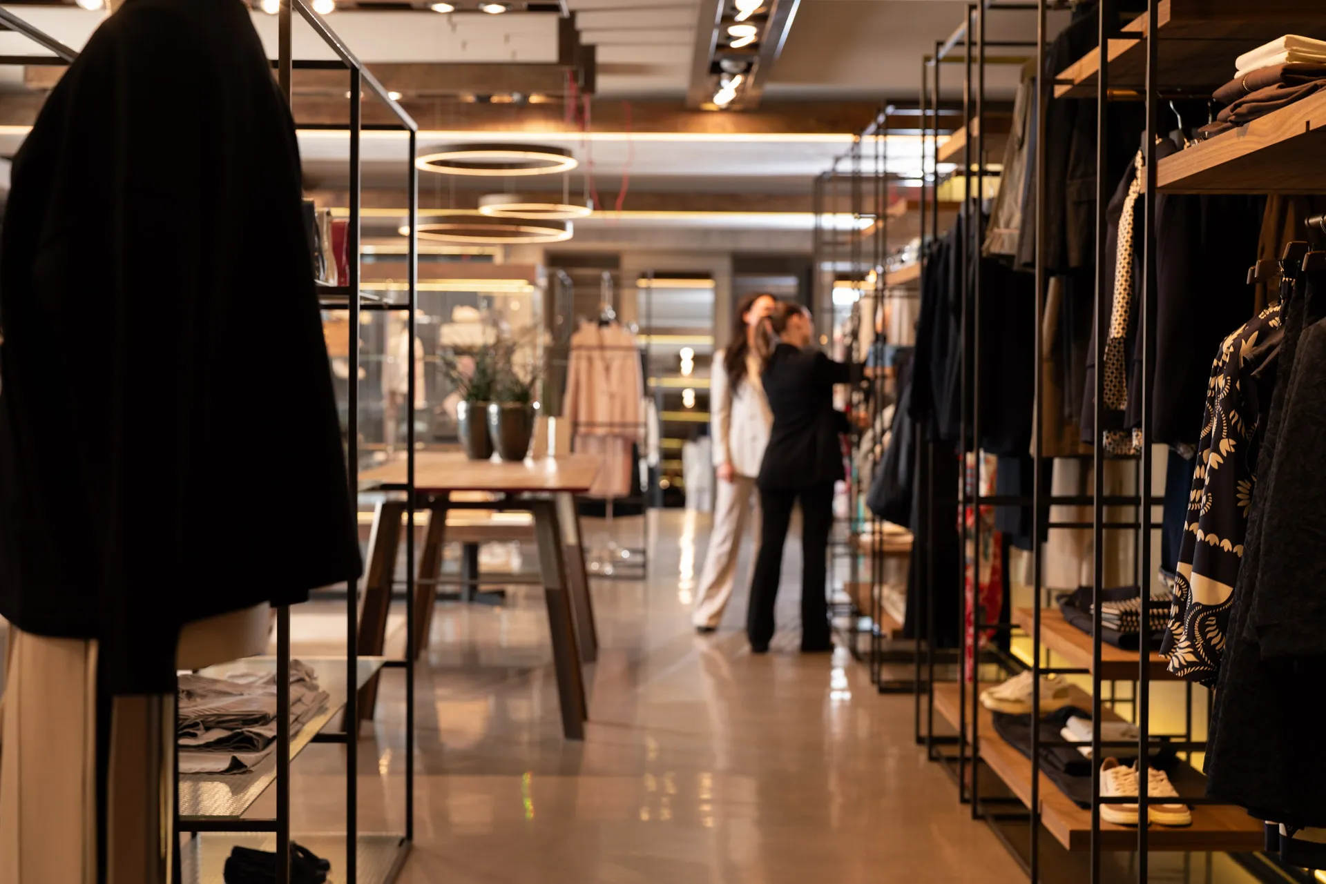 Modamica boutique a Bergamo con outfit donna, uomo, brand selezionati e profumi in uno spazio dedicato alla moda