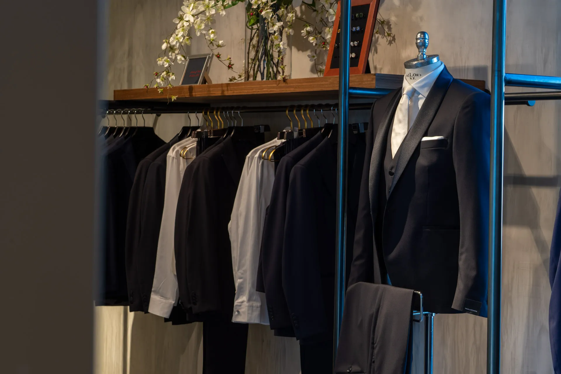 Abiti da sposo Bergamo Modamica: eleganza e collezioni esclusive per cerimonie con consulenza sartoriale dedicata - 06