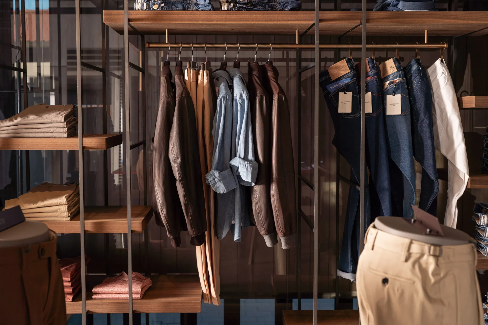 Modamica boutique a Bergamo con outfit donna, uomo, brand selezionati e profumi in uno spazio dedicato alla moda