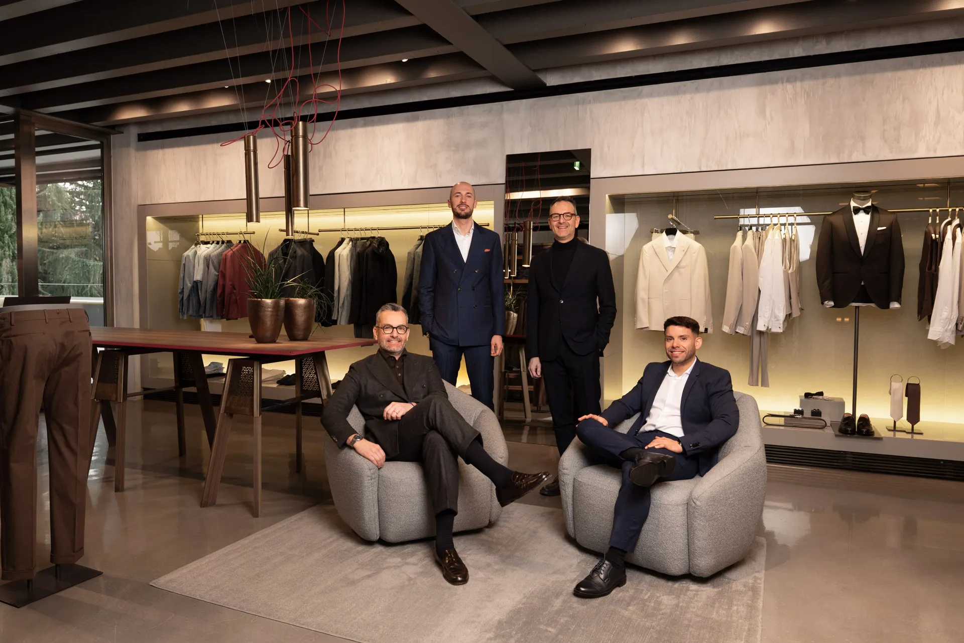 Team Modamica con consulenti di moda e professionisti dedicati a offrire supporto e guidare nella scelta dello stile