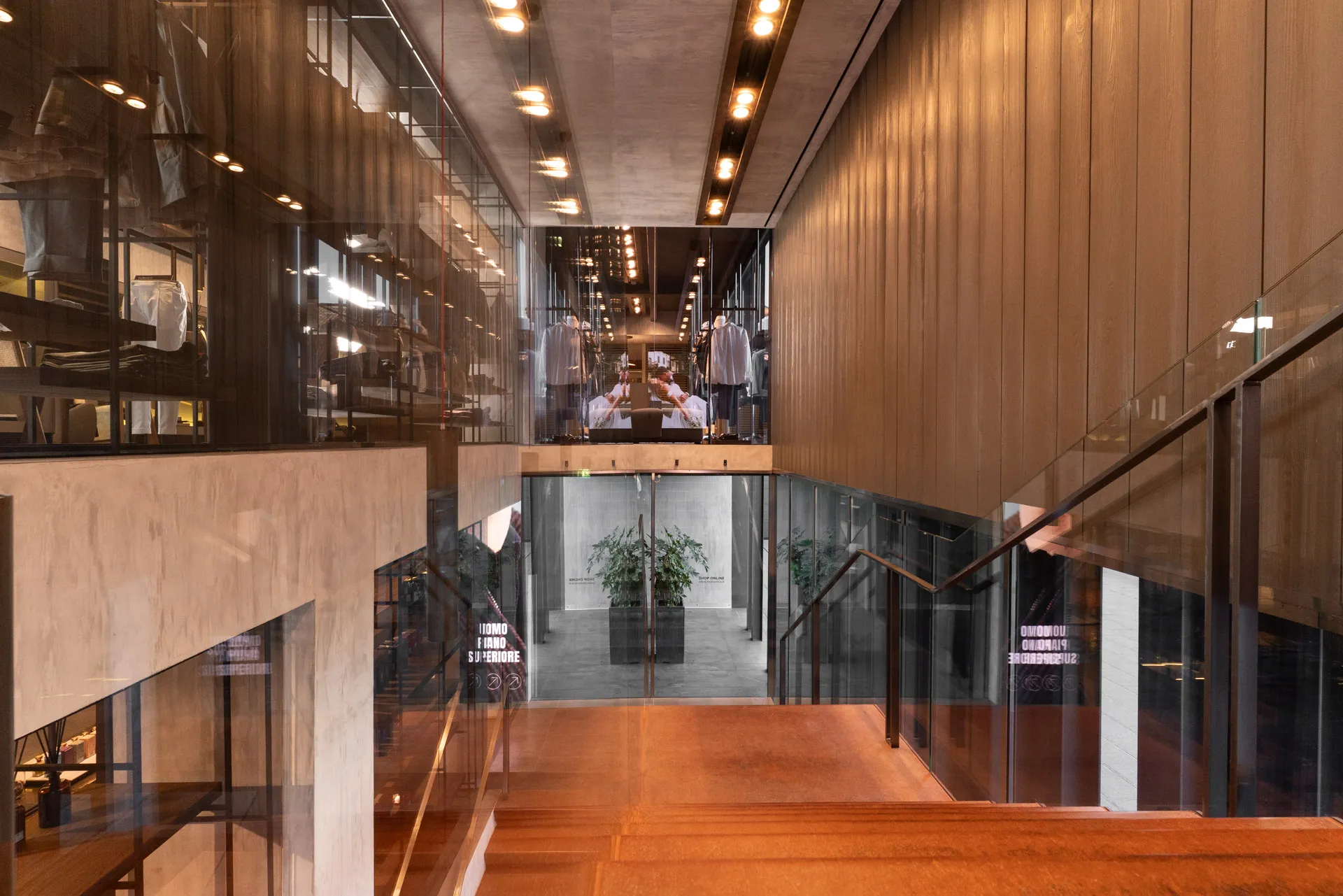 Modamica boutique a Bergamo con outfit donna, uomo, brand selezionati e profumi in uno spazio dedicato alla moda