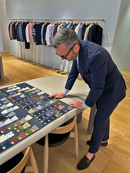 Selezione brand Modamica con marchi e designer scelti: collezioni donna e uomo coordinate per outfit completi dallo stile contemporaneo