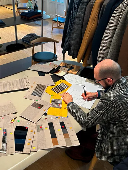 Selezione brand Modamica con marchi e designer scelti: collezioni donna e uomo coordinate per outfit completi dallo stile contemporaneo